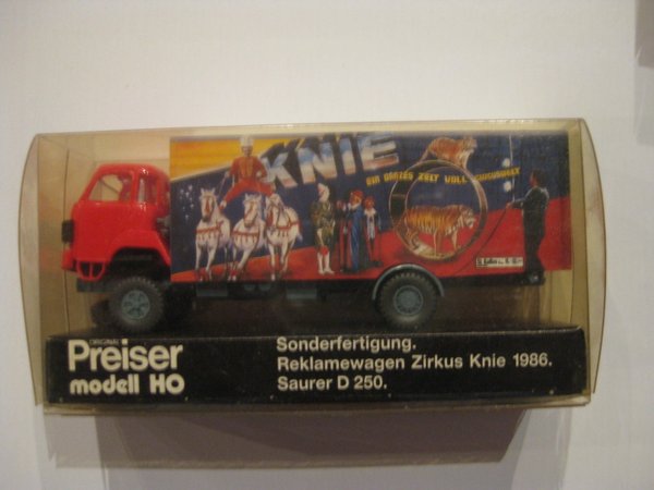 Preiser LKW Nr, P20710 "Saurer LKW mit Kofferaufbau, bedruckt Zirkus Knie"